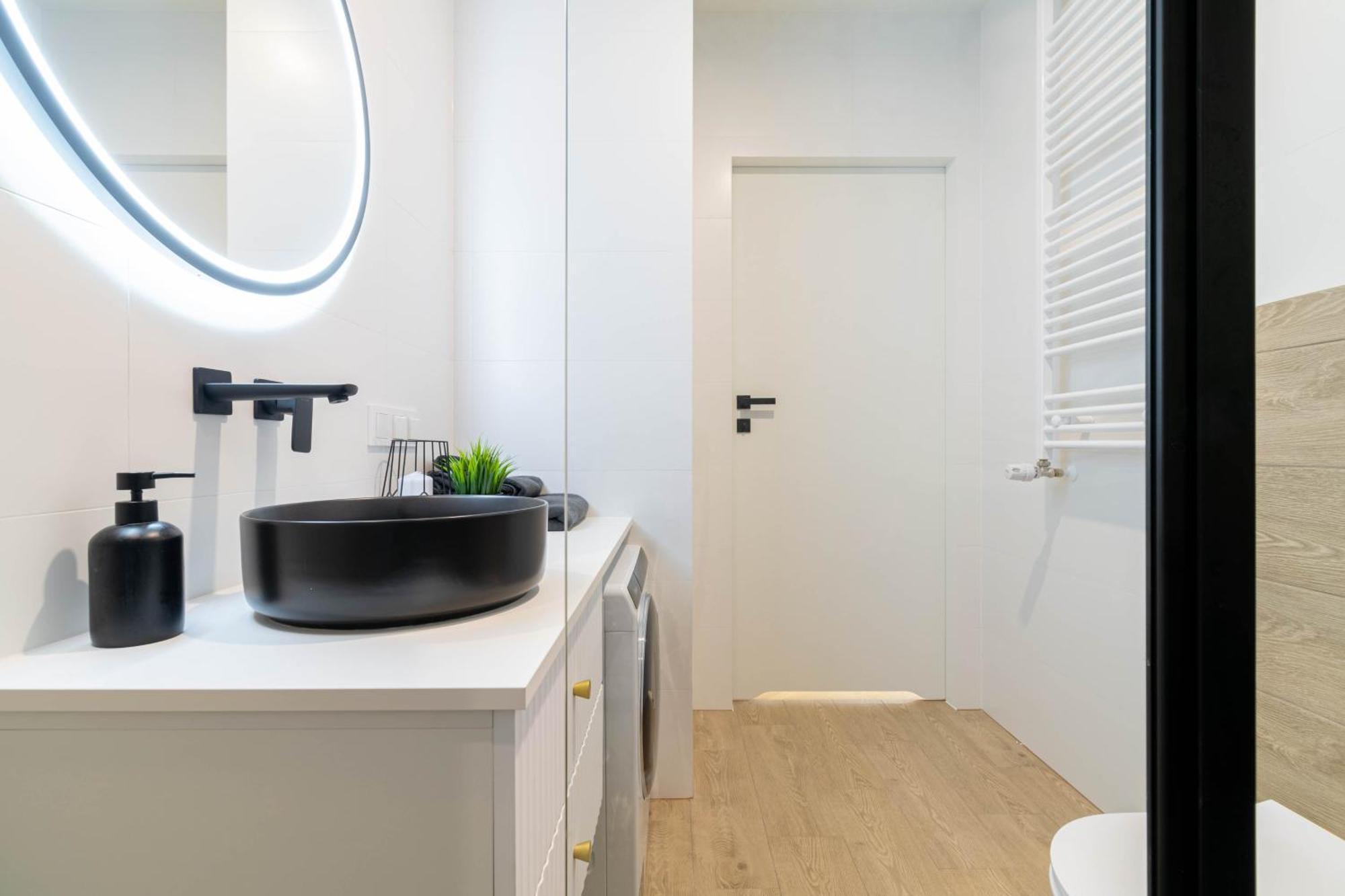 Blue Apartment Ceglana - Free Parking - Self Check-In カトヴィツェ エクステリア 写真